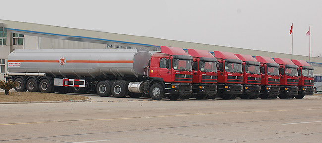 油罐車大批訂單準備出發 油罐車大批訂單準備出發